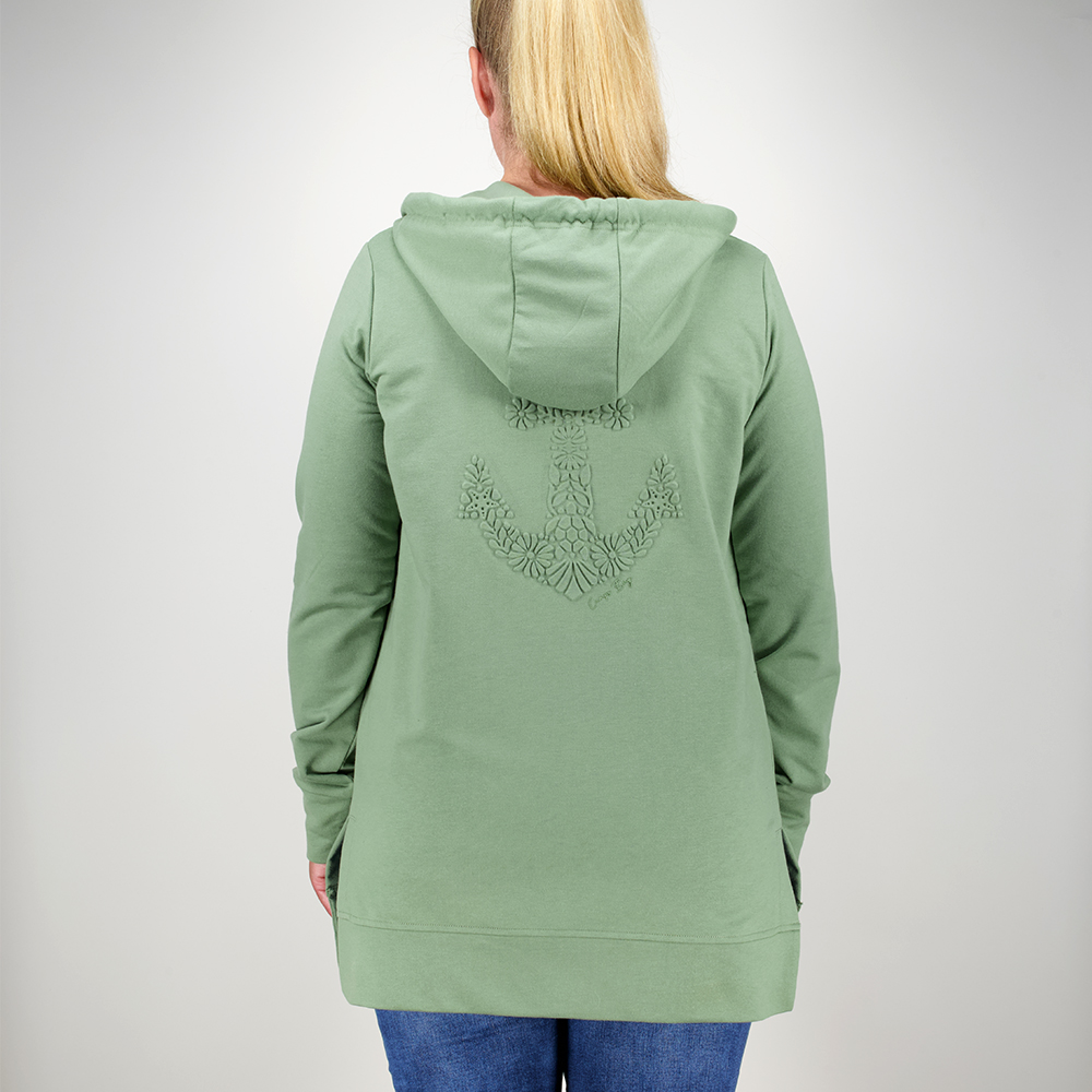 Weibliches Model mit Camps Bay Sweatjacke in Hedge Green
