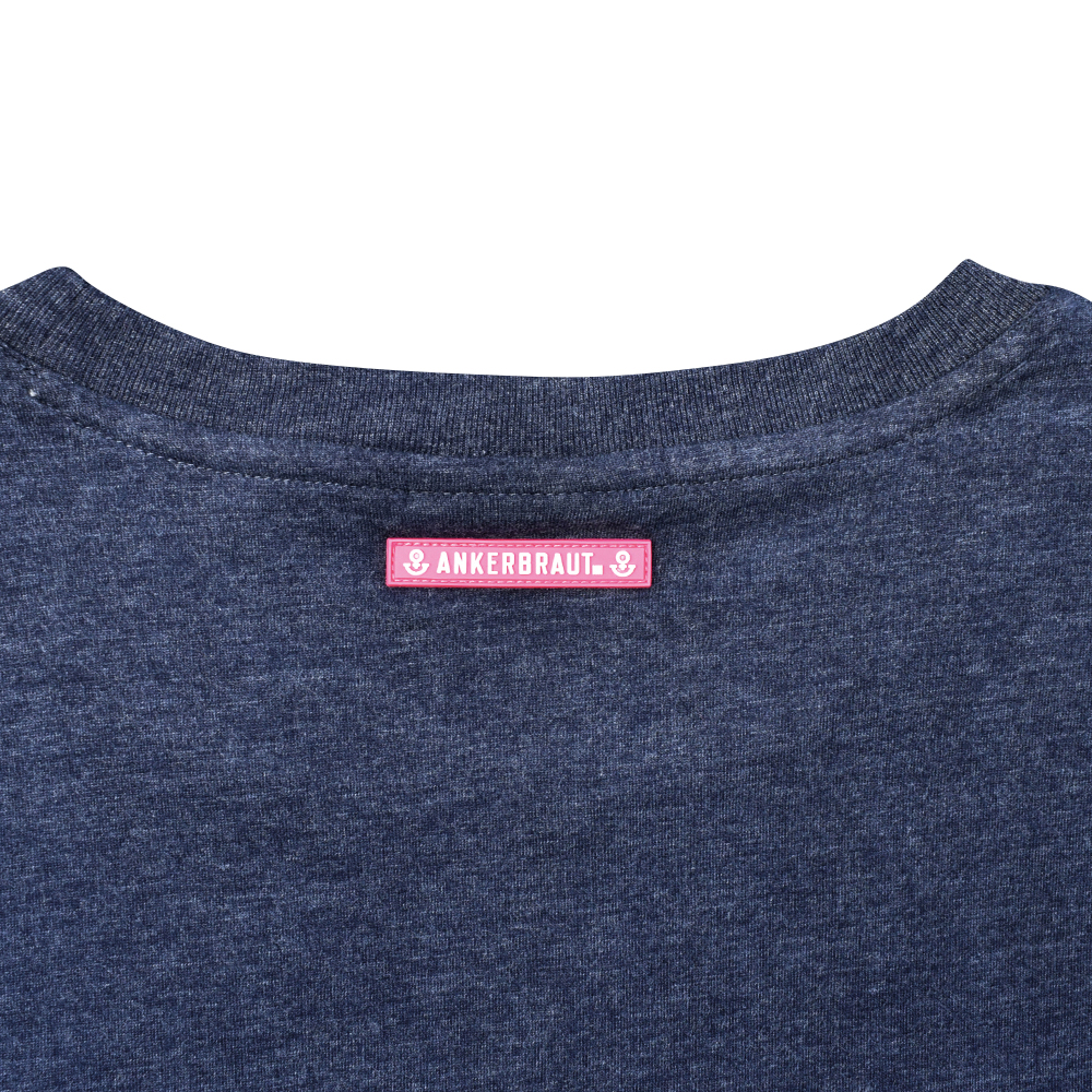 Weibliches Model mit ANKERBRAUT T-Shirt in Night Sky