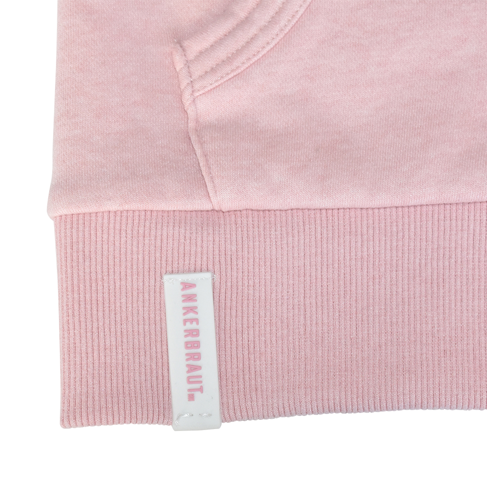 Weibliches Model mit ANKERBRAUT Sweatjacke in Rosa Melange