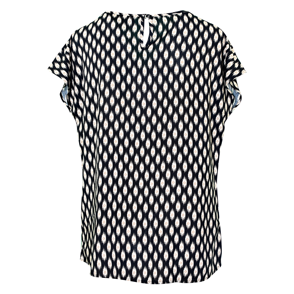 Weibliches Model mit CAMPS BAY Bluse in Black Div.