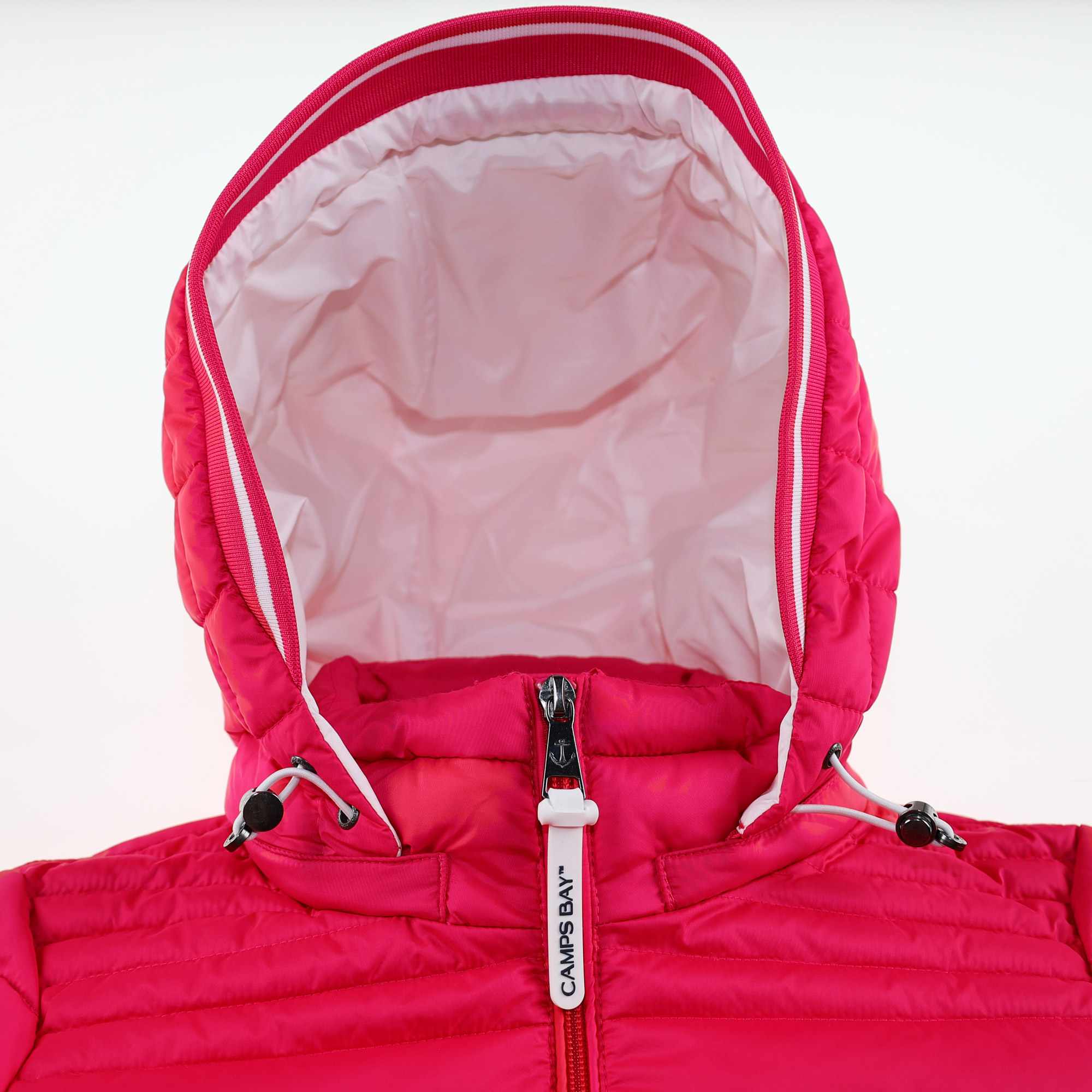 Weibliches Model mit CAMPS BAY Steppjacke in Bright Rose
