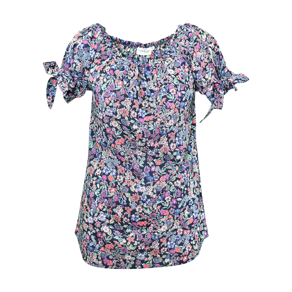 Weibliches Model mit CAMPS BAY Bluse 