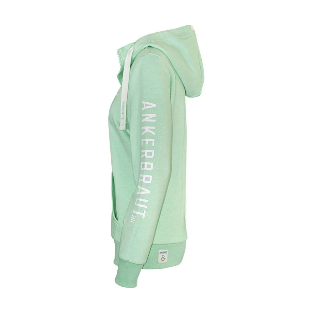Weibliches Model mit ANKERBRAUT Sweatjacke in Mint Melange