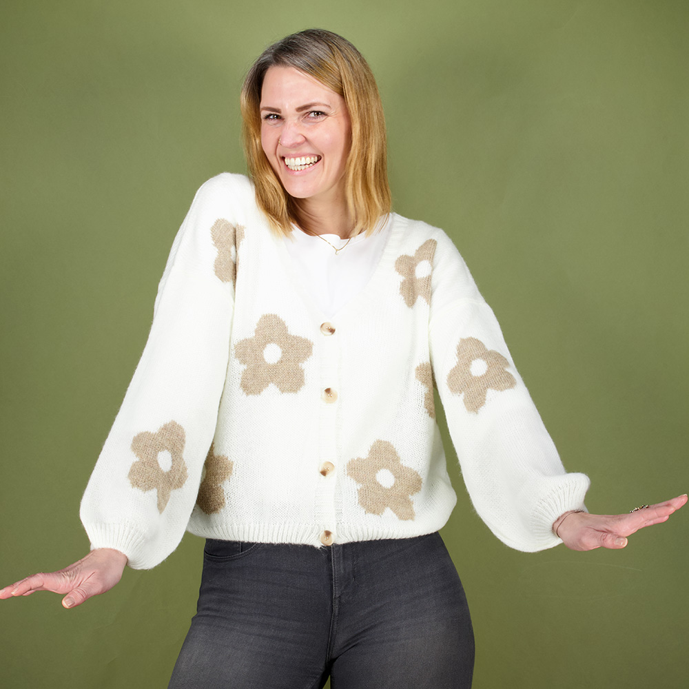 Weibliches Model mit Küstenzauber Strickjacke in Offwhite-Beige-Flower