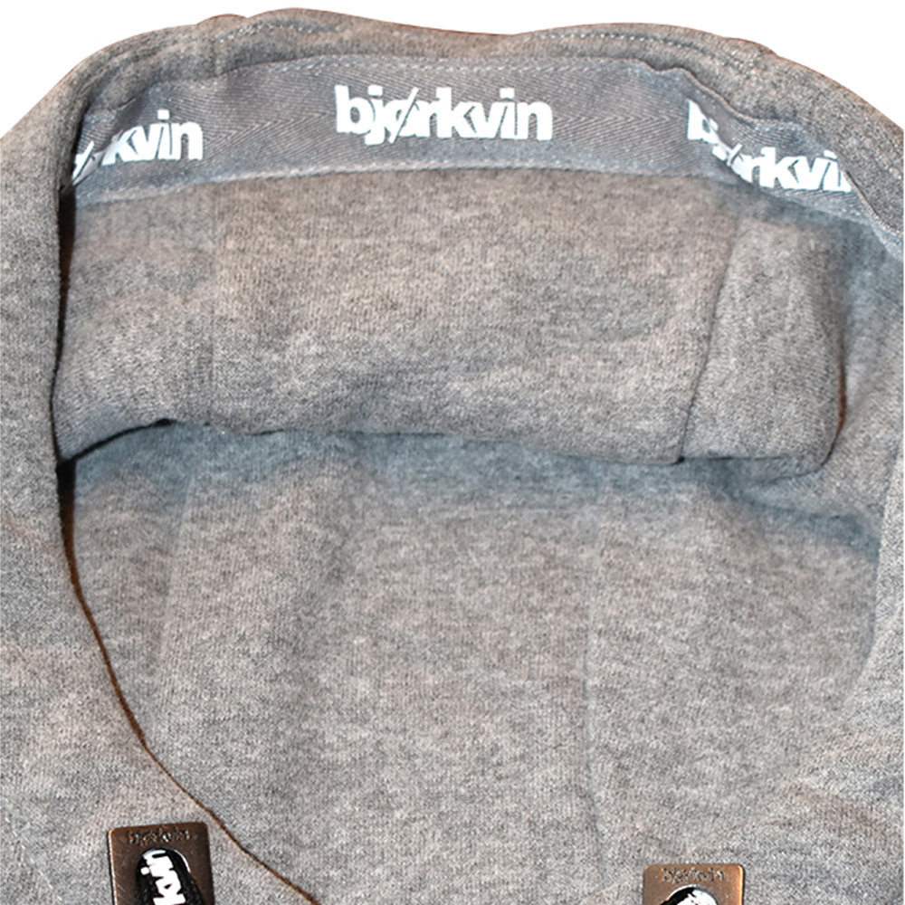 Männliches Model mit Björkvin Sweatjacke in Silver Melange