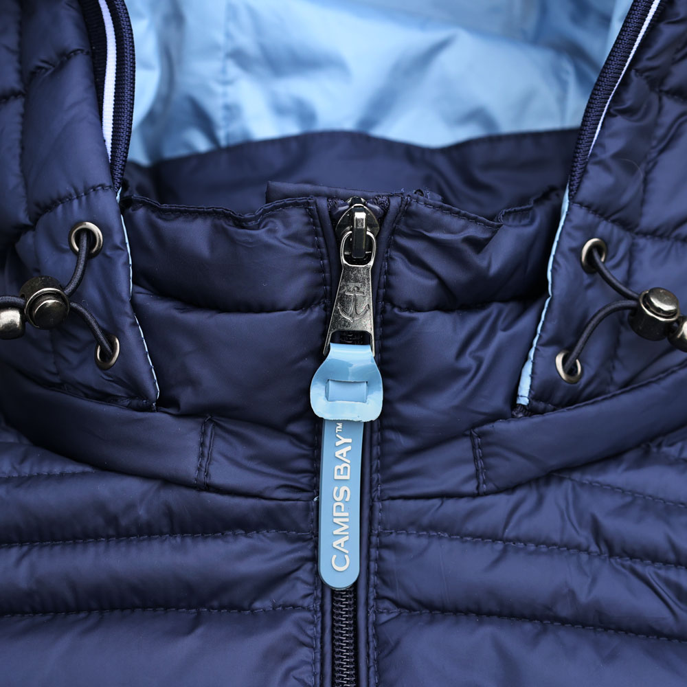 Weibliches Model mit CAMPS BAY Weste in Maritime Blue