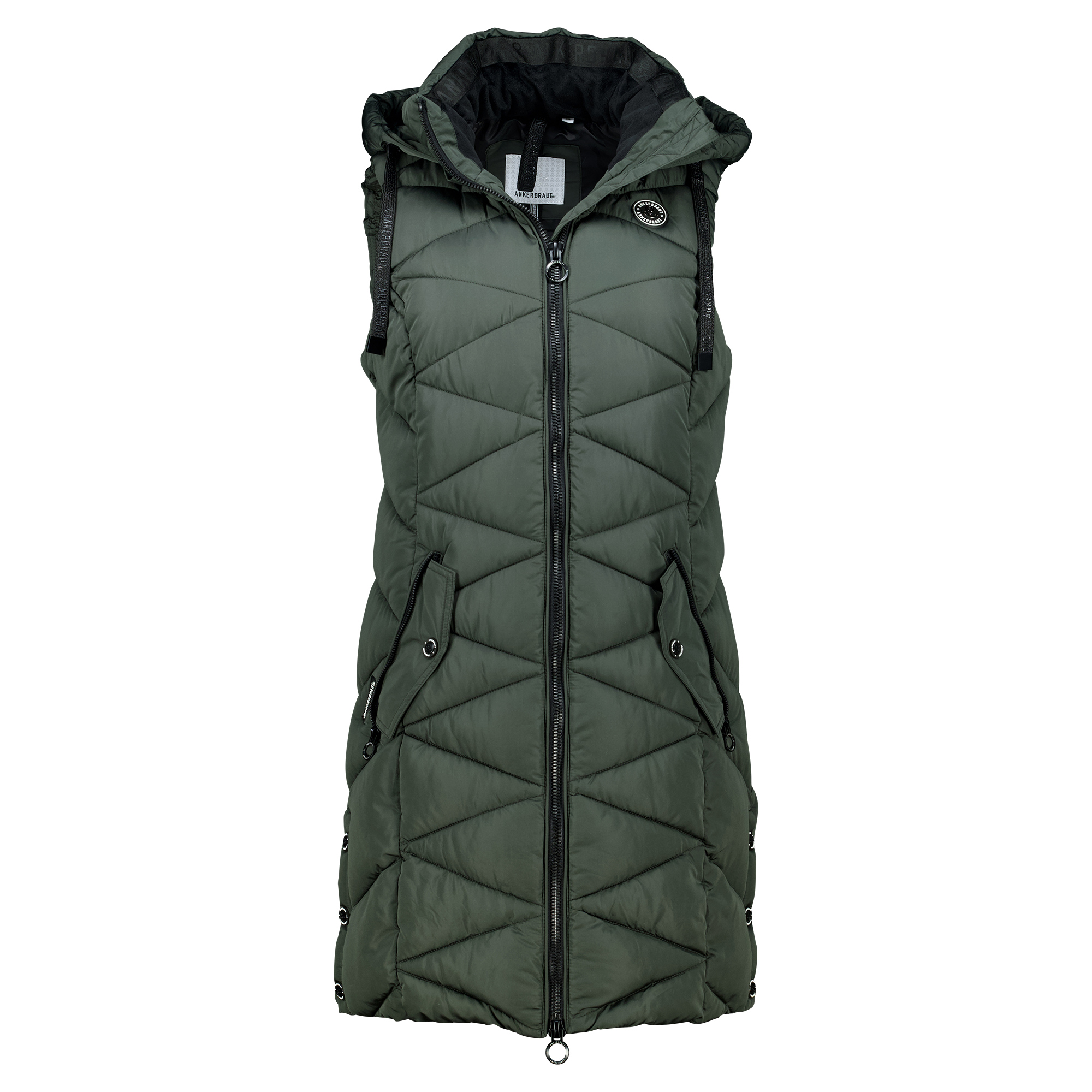 Weibliches Model mit ANKERBRAUT Long-Weste 