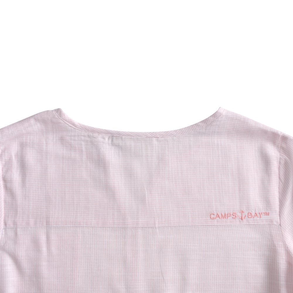 Weibliches Model mit CAMPS BAY Bluse in White-Cradle Pink