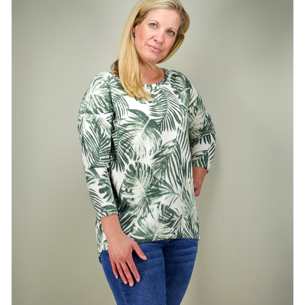 Weibliches Model mit CAMPS BAY Shirt in 6836 Offwhite Palm