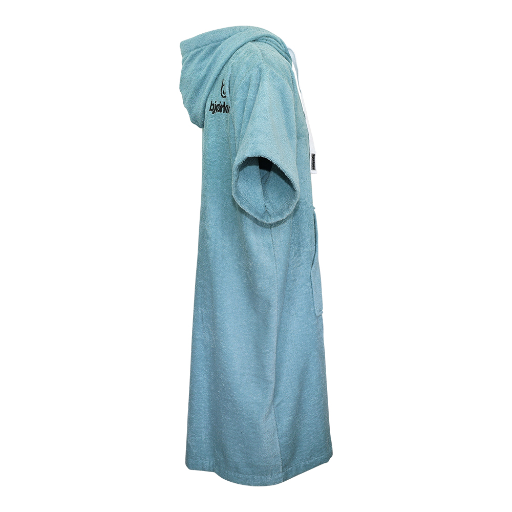 Männliches Model mit Björkvin Beach-Poncho in Reed