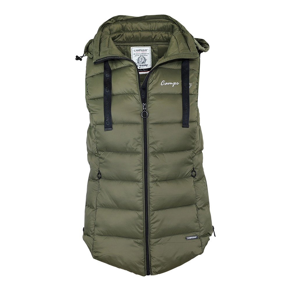 Weibliches Model mit CAMPS BAY Steppweste in Olive Night