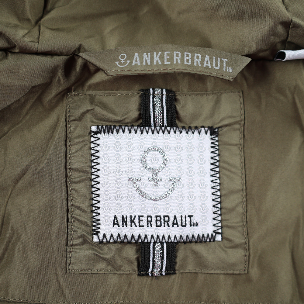 ANKERBRAUT Long-Weste "Bahn frei, Kartoffelbrei 2" Weibliches Model mit ANKERBRAUT Long-Weste in Oliv