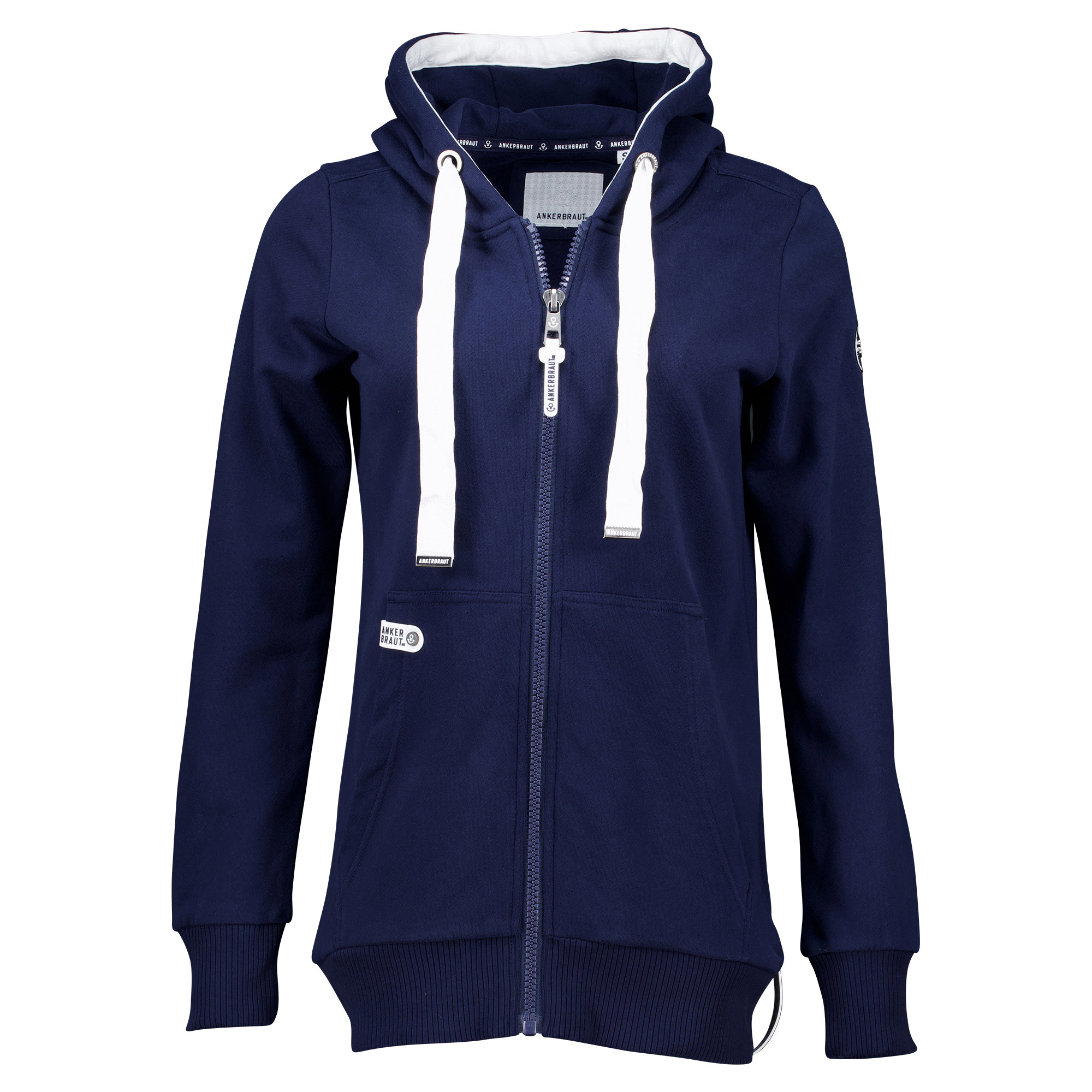 Weibliches Model mit ANKERBRAUT Sweatjacke in Maritime Blue