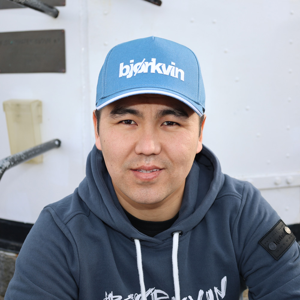 Männliches Model mit Björkvin Cap in Jeansblue