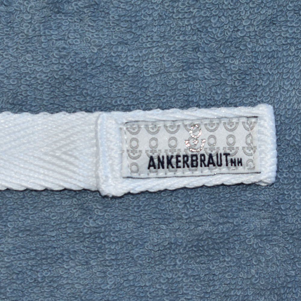 Weibliches Model mit ANKERBRAUT Strandkleid in Dove Blue