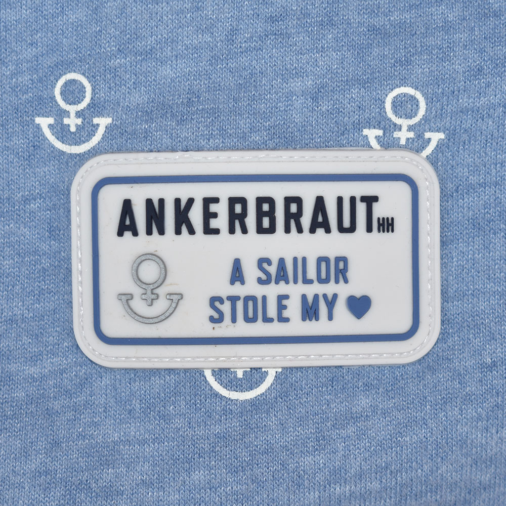 ANKERBRAUT Hoodie "...und vergiss nicht, glücklich zu sein" Weibliches Model mit ANKERBRAUT Hoodie in Blue Melange