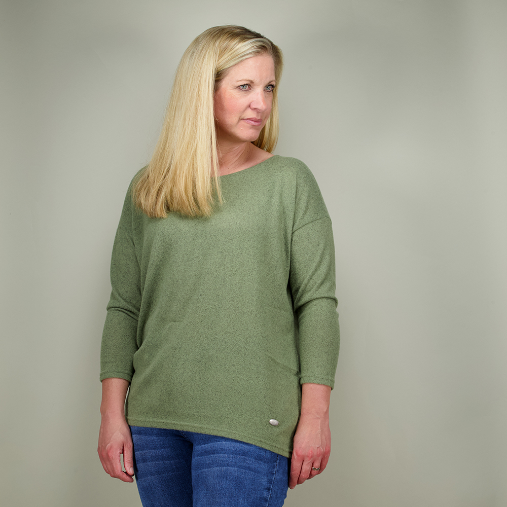 Weibliches Model mit CAMPS BAY Shirt in Khaki Marl