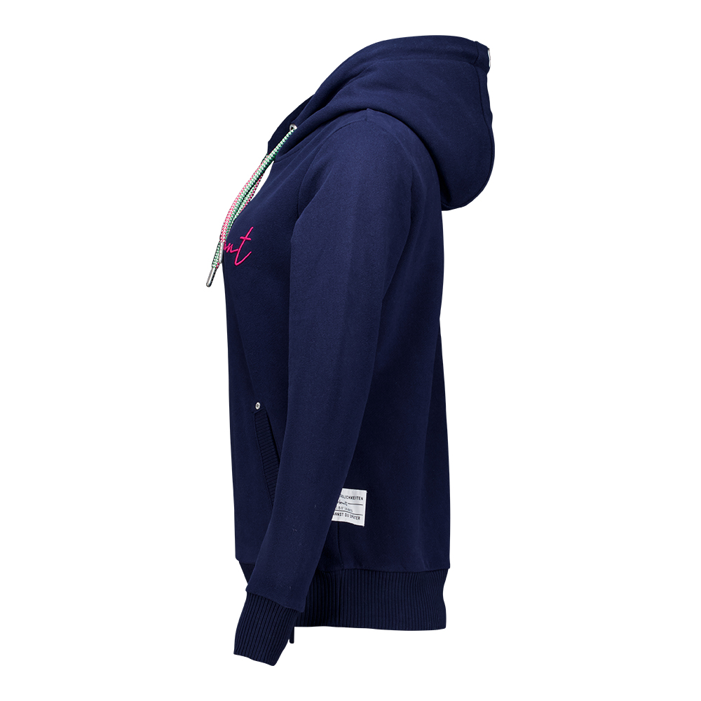 Weibliches Model mit ANKERBRAUT Hoodie in Maritime Blue