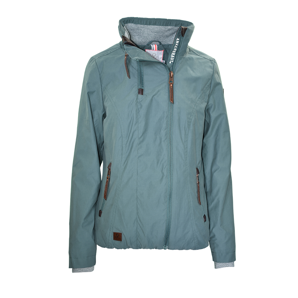 Weibliches Model mit ANKERBRAUT Jacke 