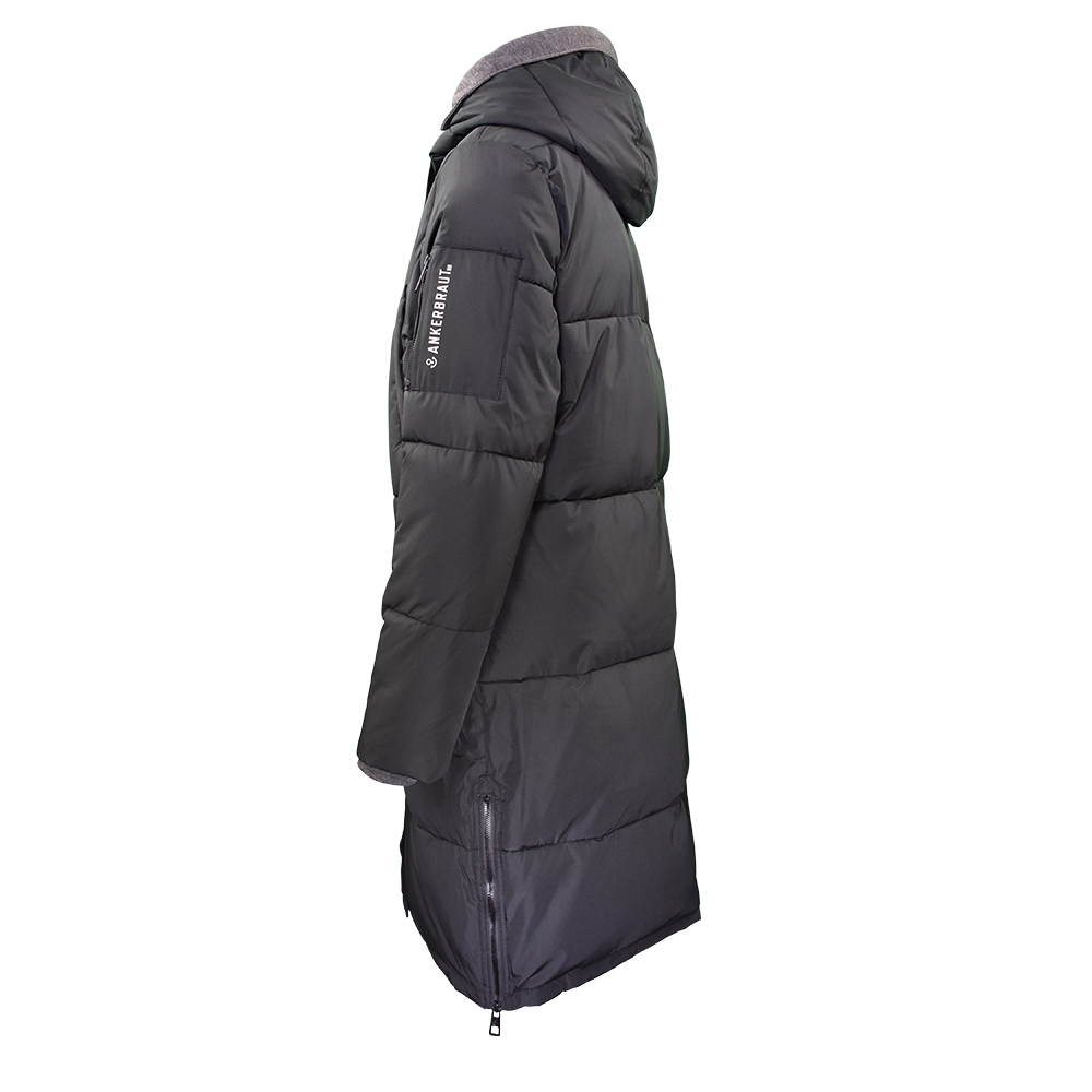 Weibliches Model mit ANKERBRAUT Mantel in Schwarz