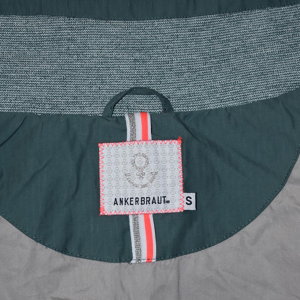 Weibliches Model mit ANKERBRAUT Jacke in Petrol