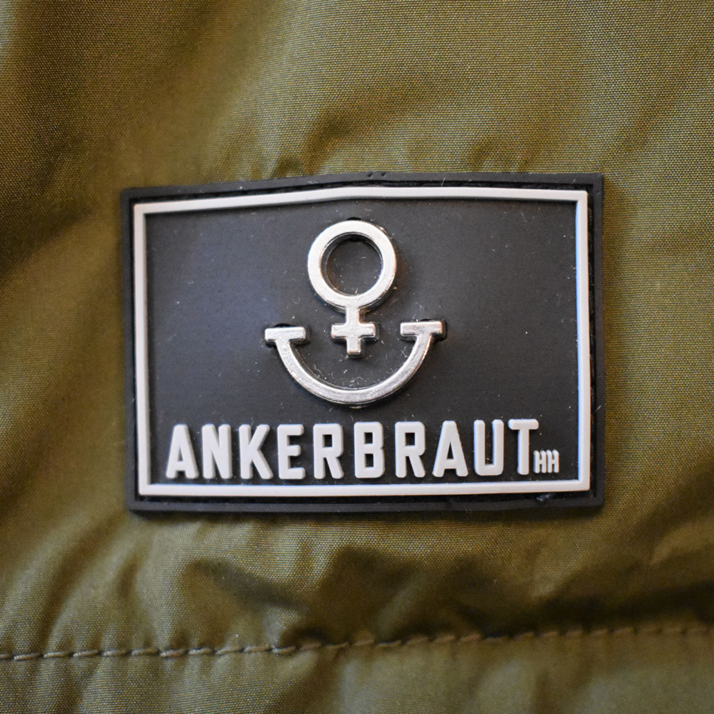 Weibliches Model mit ANKERBRAUT Mantel in Green