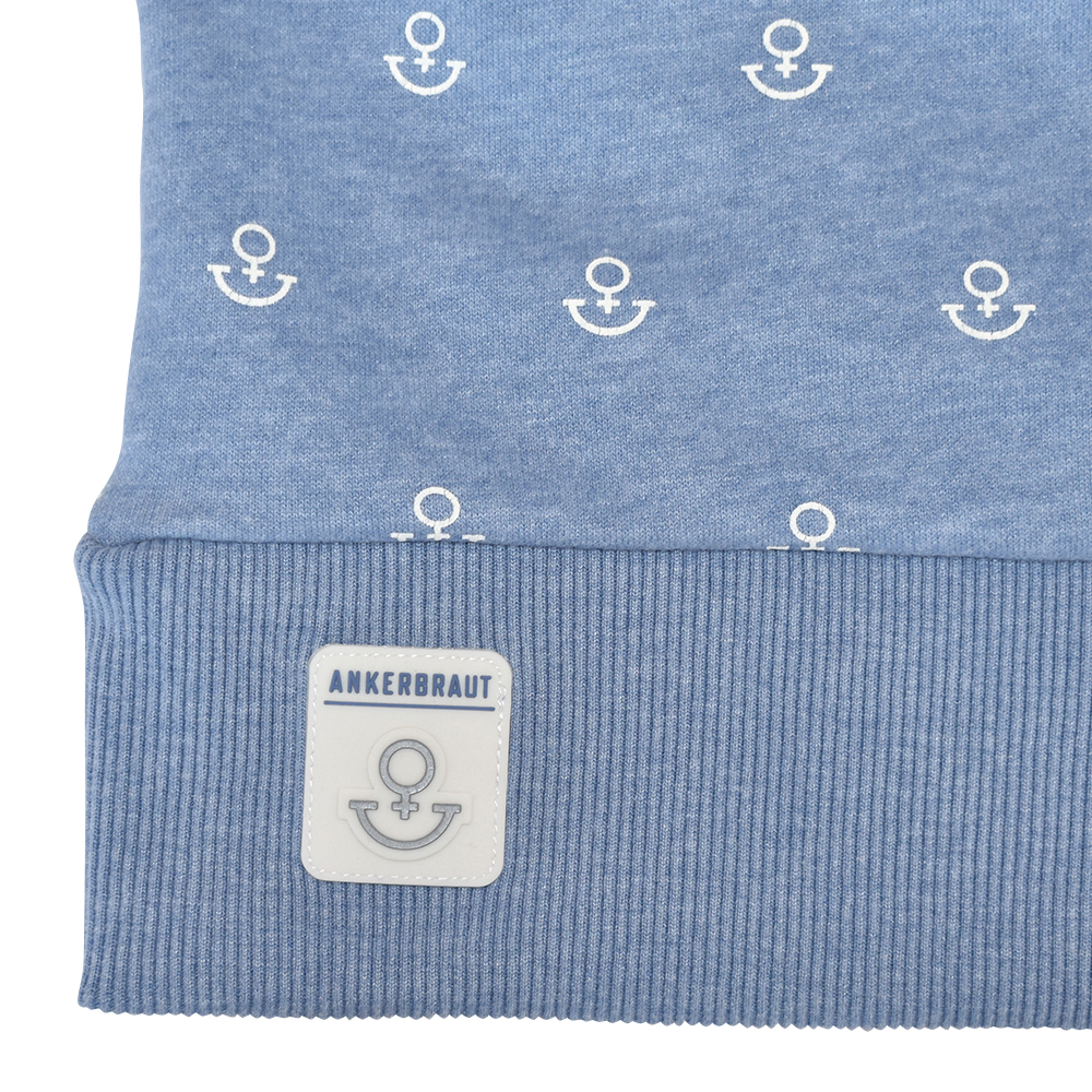 ANKERBRAUT Hoodie "...und vergiss nicht, glücklich zu sein" Weibliches Model mit ANKERBRAUT Hoodie in Blue Melange