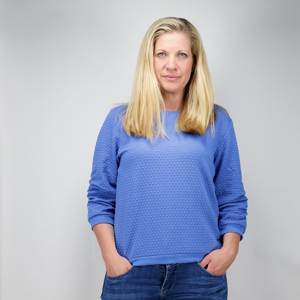 Weibliches Model mit CAMPS BAY Shirt in Blue