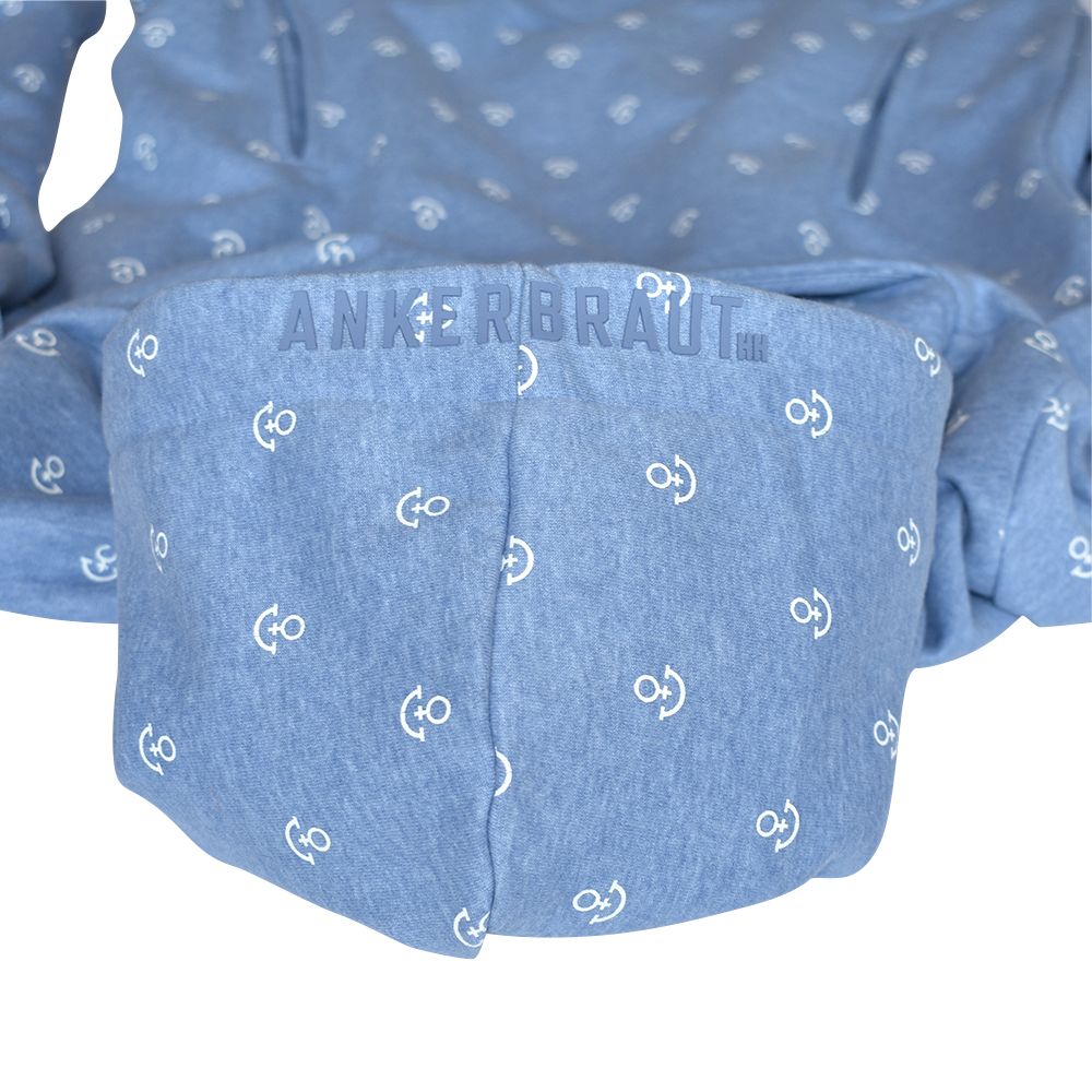 ANKERBRAUT Hoodie "...und vergiss nicht, glücklich zu sein" Weibliches Model mit ANKERBRAUT Hoodie in Blue Melange