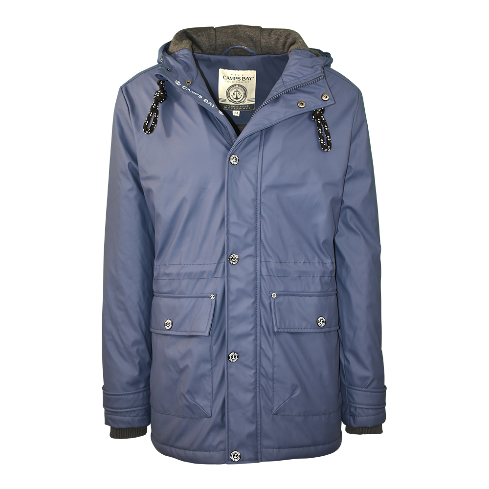 Männliches Model mit CAMPS BAY Wetterjacke in Vintage Indigo