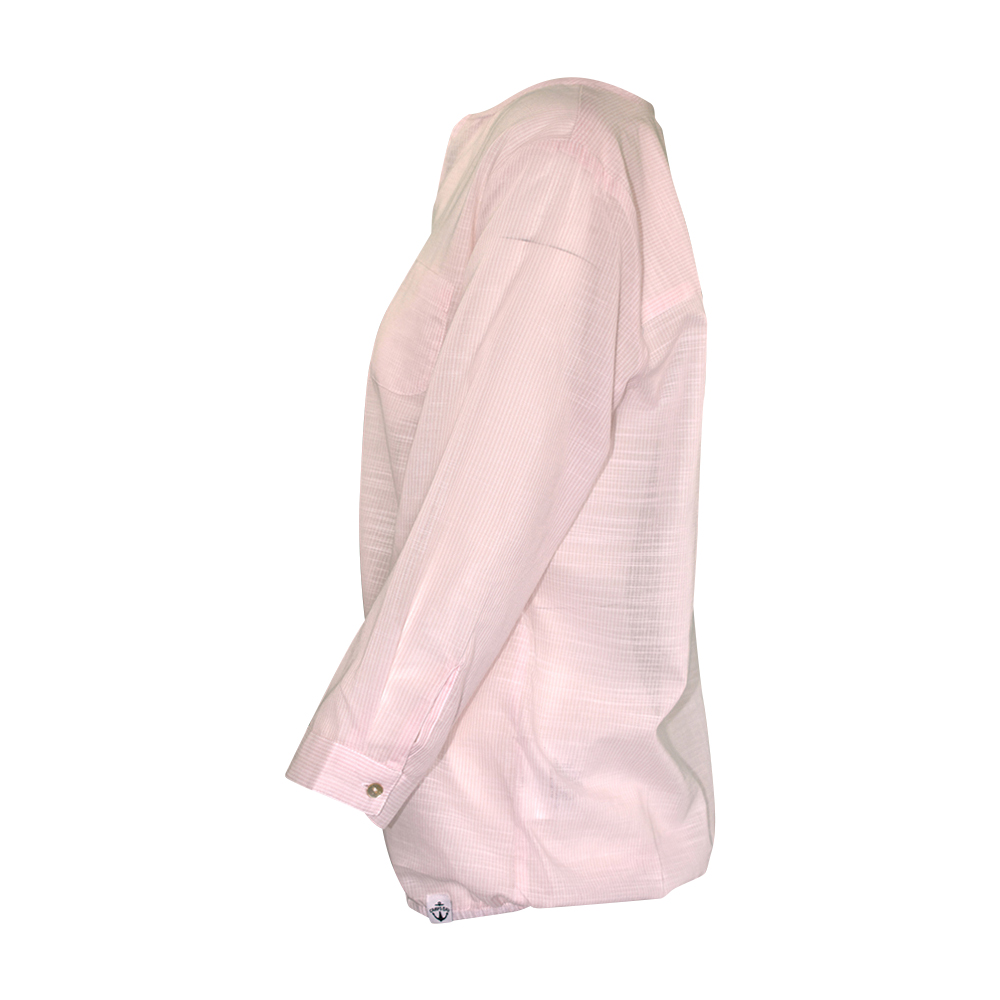 Weibliches Model mit CAMPS BAY Bluse in White-Cradle Pink
