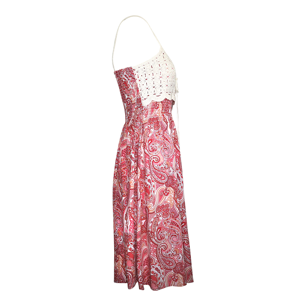 Weibliches Model mit Rock Your Day Kleid in Pink Paisley