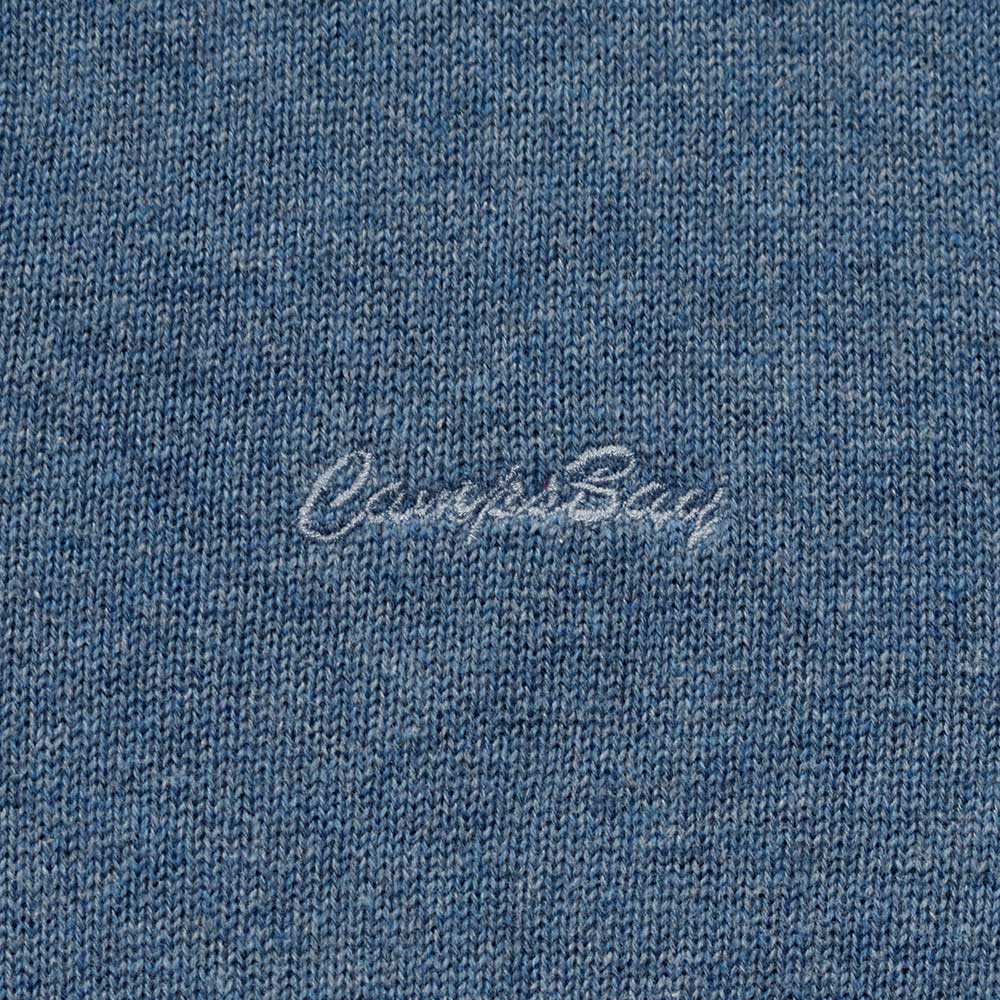 Männliches Model mit CAMPS BAY Pullover in Indigo