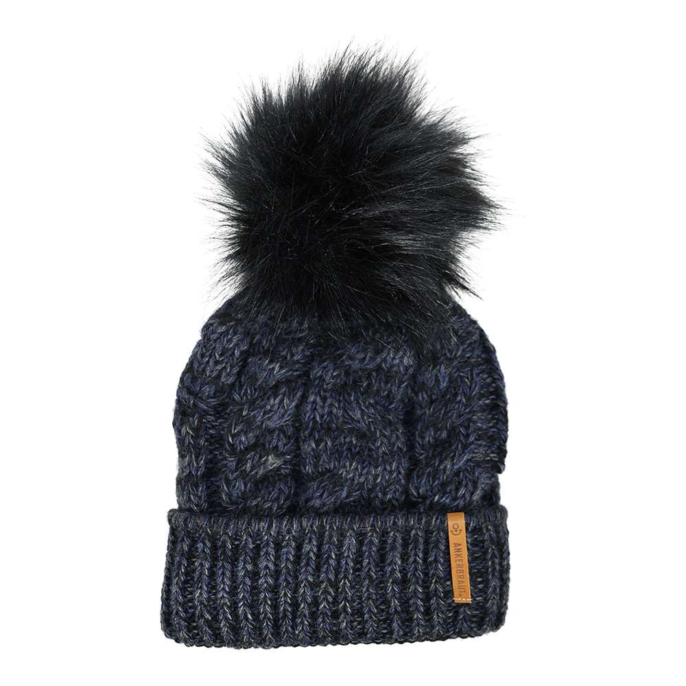 Weibliches Model mit ANKERBRAUT Mütze in Navy