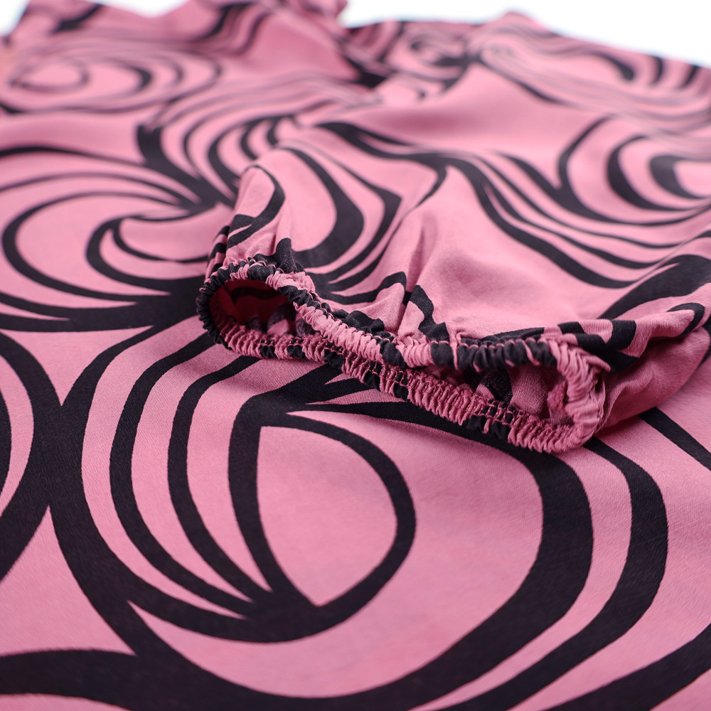Weibliches Model mit Küstenzauber Bluse in Rose