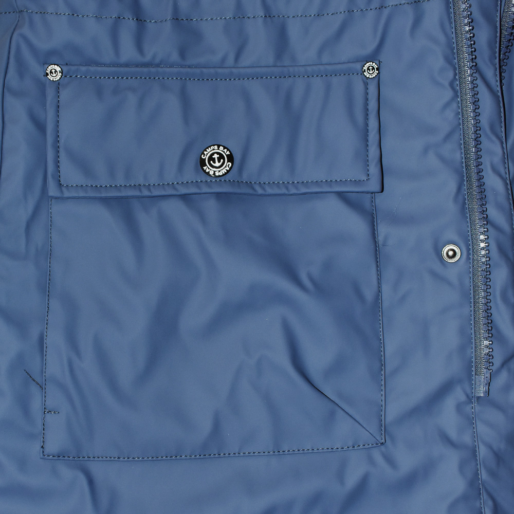Männliches Model mit CAMPS BAY Wetterjacke in Vintage Indigo