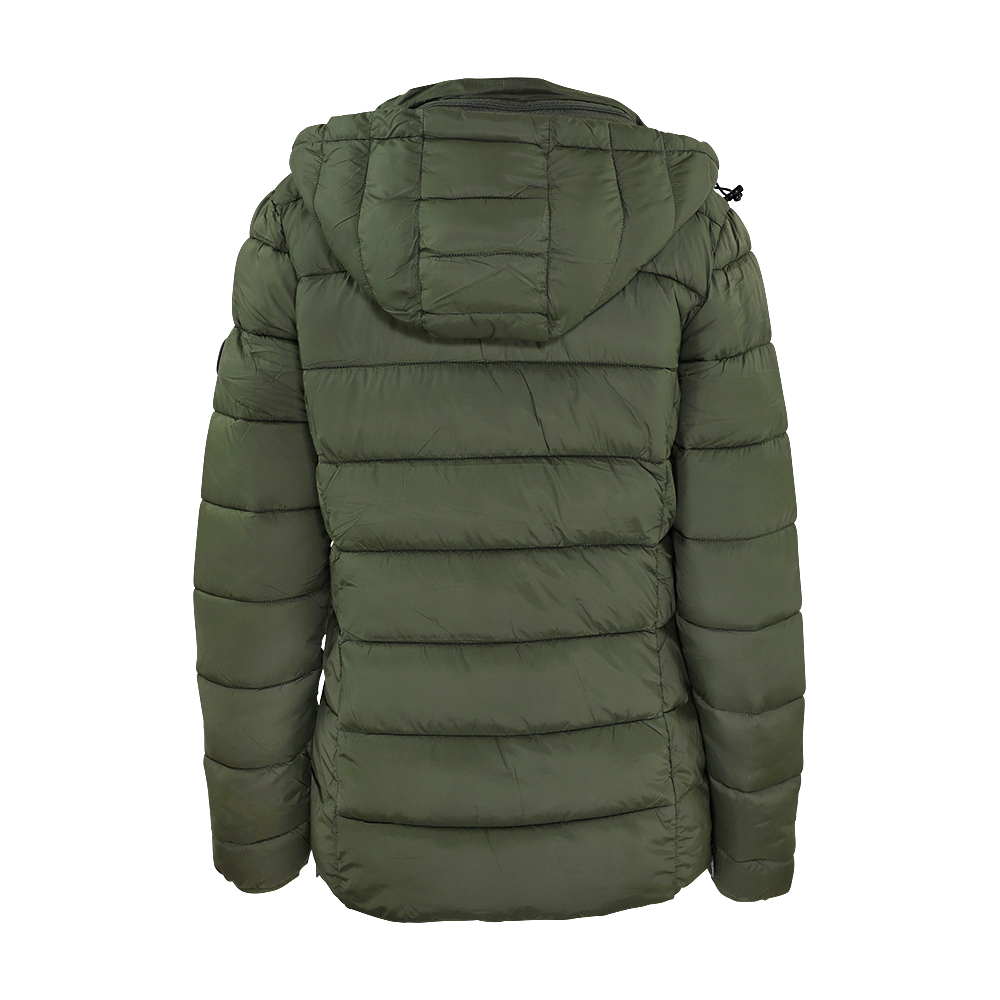 Weibliches Model mit CAMPS BAY Steppjacke in Olive Night