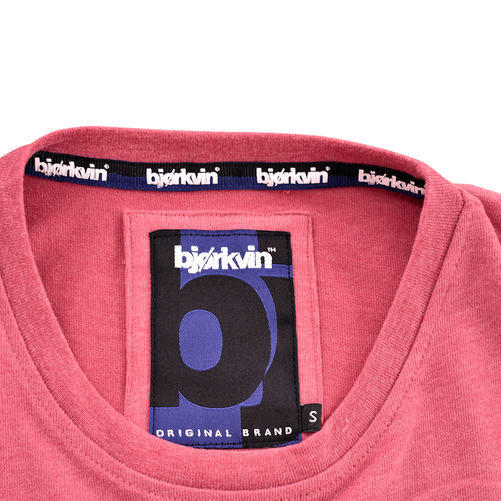 Männliches Model mit Björkvin T-Shirt in Red Melange