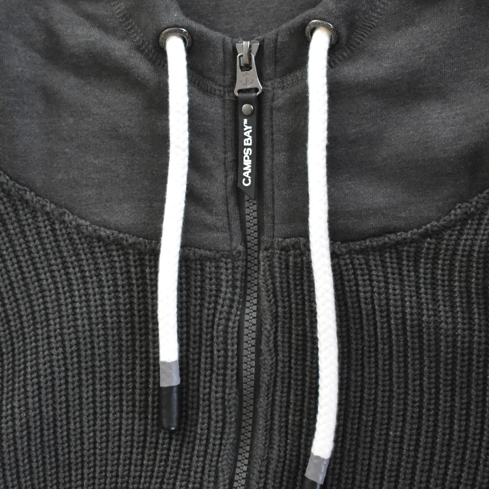 Männliches Model mit CAMPS BAY Sweatjacke in Anthra Melange