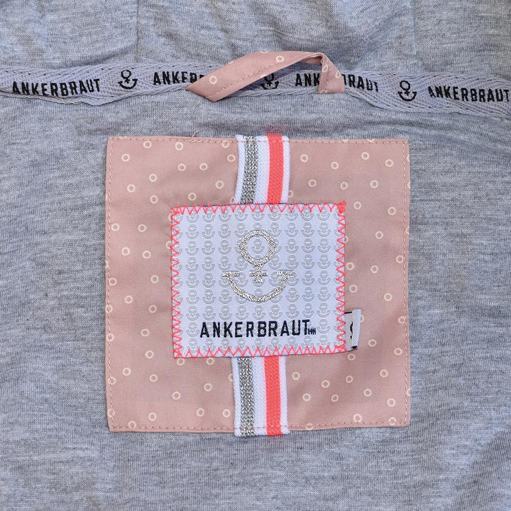 Weibliches Model mit ANKERBRAUT Weste in Rose