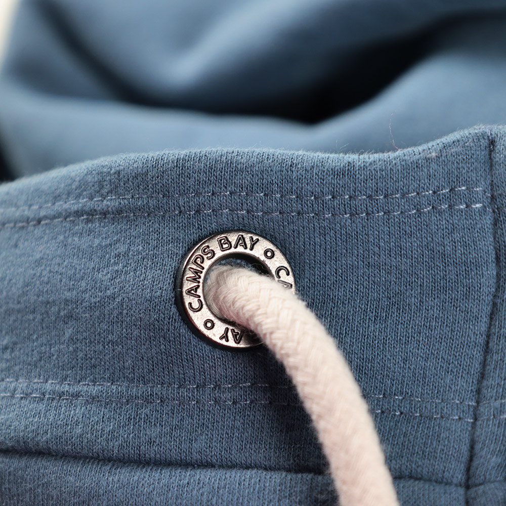 Männliches Model mit CAMPS BAY Sweatjacke in China Blue