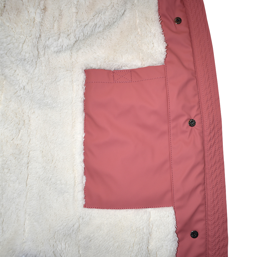 Weibliches Model mit ANKERBRAUT Wetterjacke in Dusty Rose