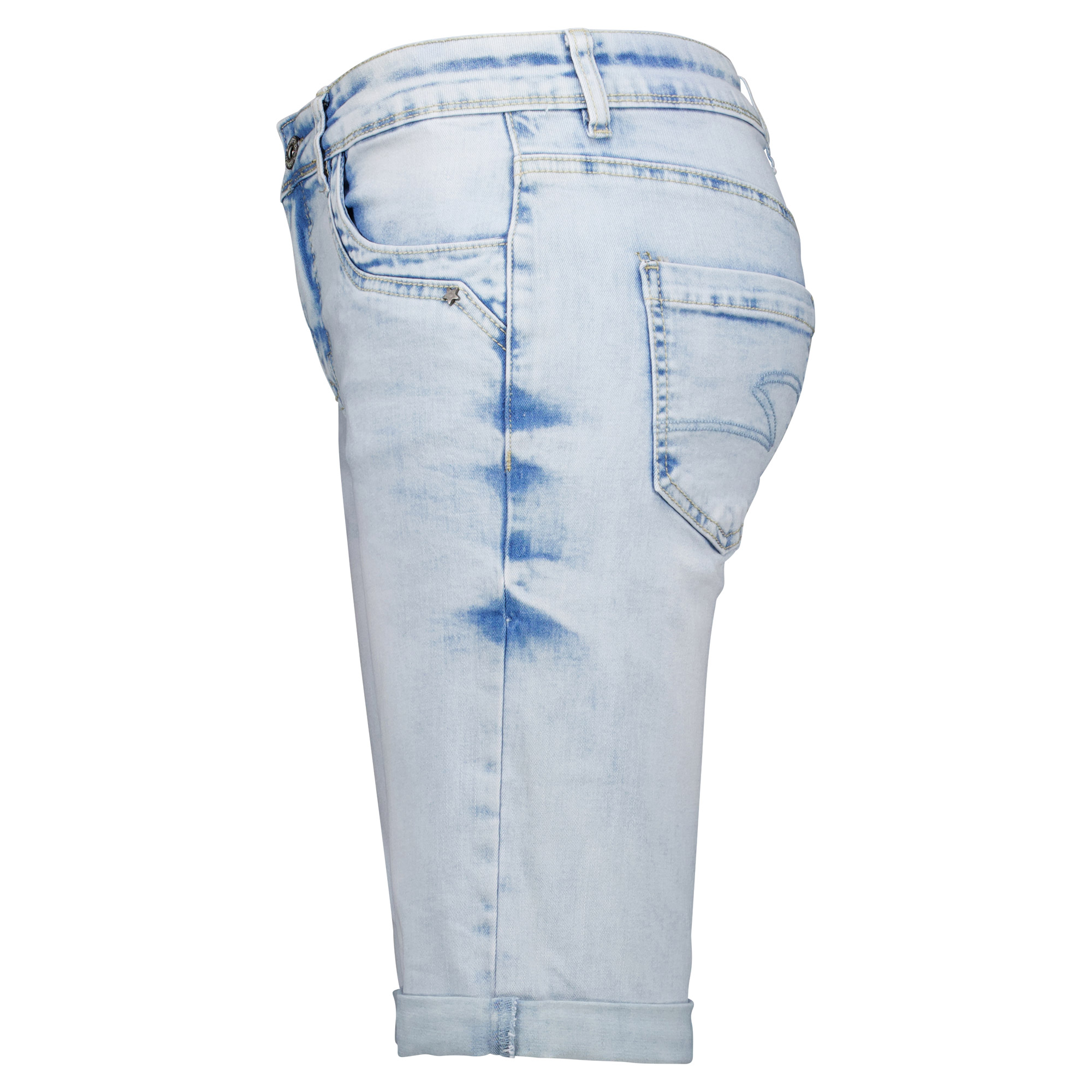 Weibliches Model mit CAMPS BAY Bermuda-Jeans in Light Blue