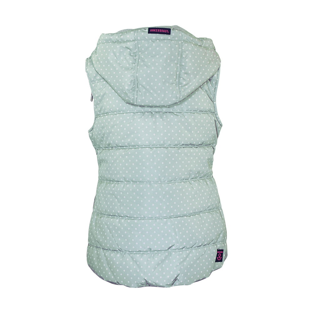 Weibliches Model mit ANKERBRAUT Weste in Slate Gray