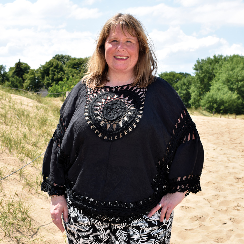 Weibliches Model mit CAMPS BAY Bluse in Schwarz