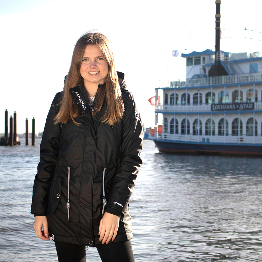 Weibliches Model mit ANKERBRAUT Wetterjacke in Schwarz