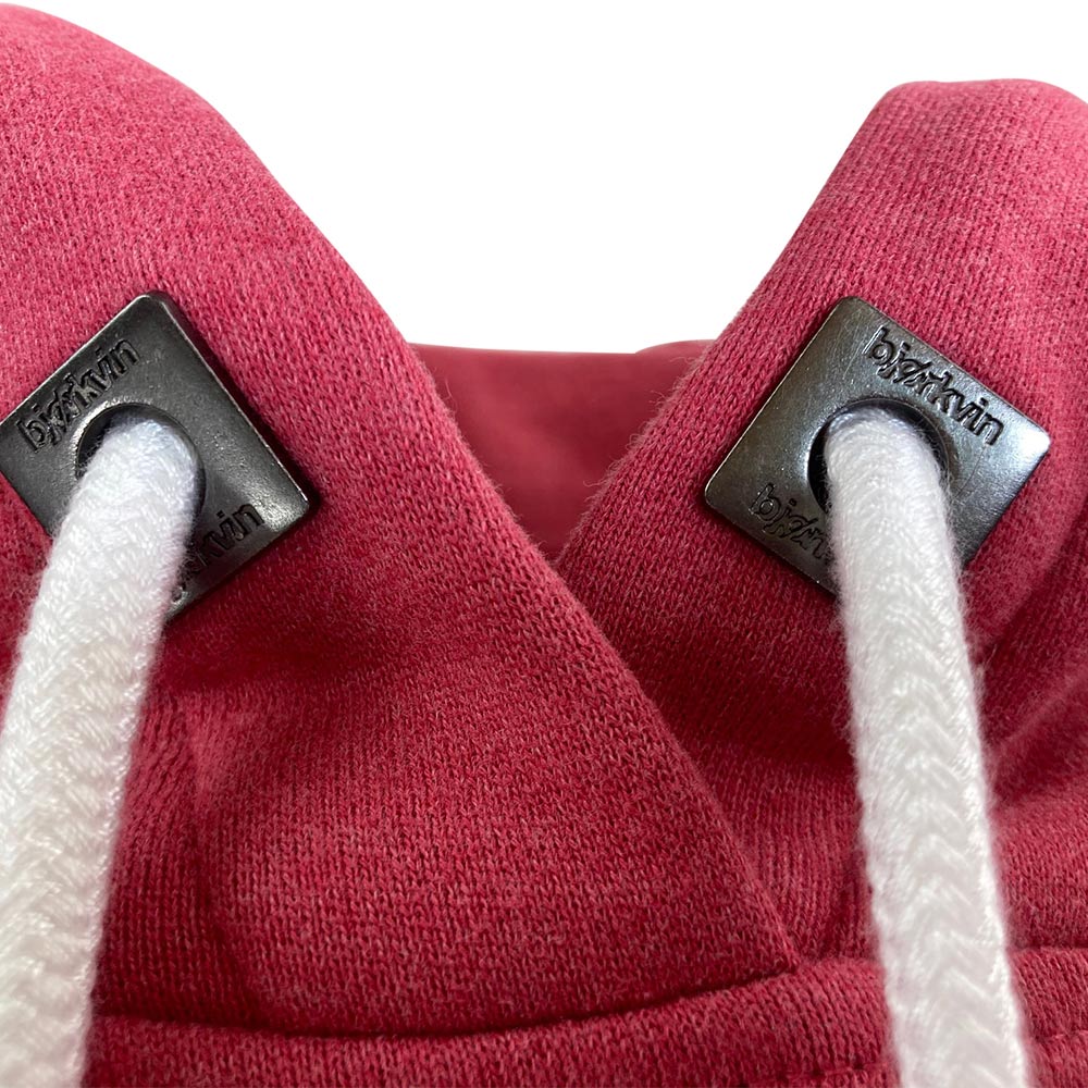 Männliches Model mit Björkvin Hoodie in Red Melange
