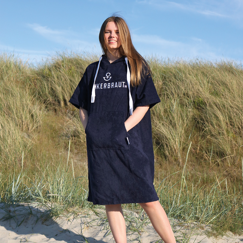 Weibliches Model mit ANKERBRAUT Strandkleid in Navy