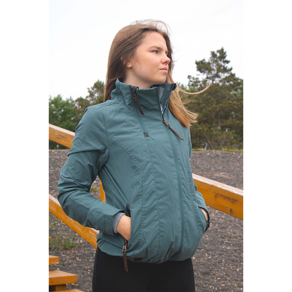 Weibliches Model mit ANKERBRAUT Jacke in Petrol