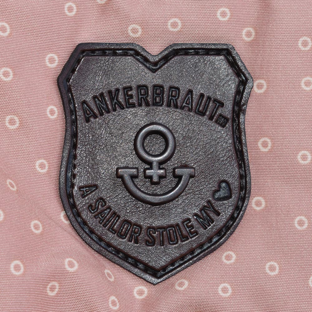 Weibliches Model mit ANKERBRAUT Weste in Rose